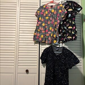 Zoe+Chloe Printed Scrub Tops Set